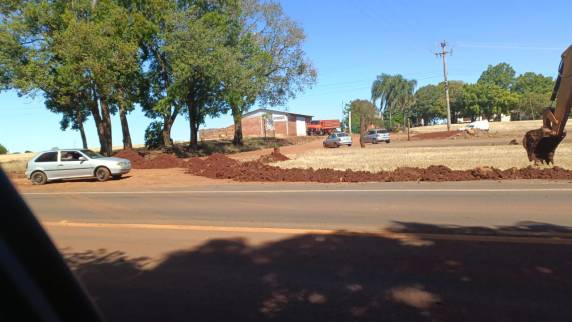 Estradas vicinais são interrompidas por terra e tronco de árvore, em Três de Maio - foto 5