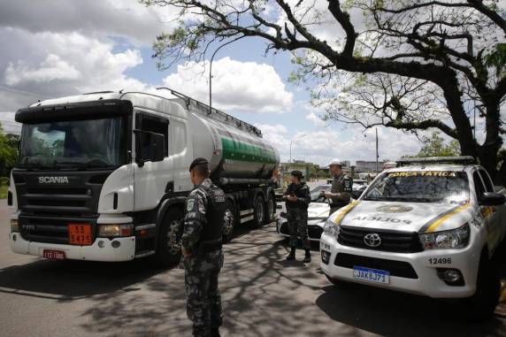 Mais de uma dezena de caminhões utilizaram acesso secundário para deixar o local carregados com diesel ou gasolina
