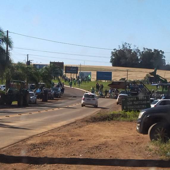 Polícia Rodoviária Federal (PRF) e Comando Rodoviário da Brigada Militar (CRBM) atuaram em diferentes pontos do estado para viabilizar o tráfego pelas estradas. Bloqueios começaram no domingo (30), motivado por discordância do resultado das eleições.