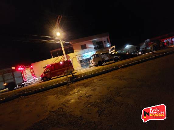 Motorista perde o controle de veículo que bate contra o muro de uma residência em Três de Maio - foto 2