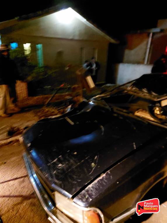Motorista perde o controle de veículo que bate contra o muro de uma residência em Três de Maio - foto 3