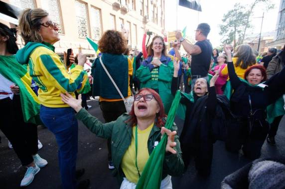 Por volta das 16h, protesto que defendia intervenção militar deu lugar à comemoração por prisão que não existiu