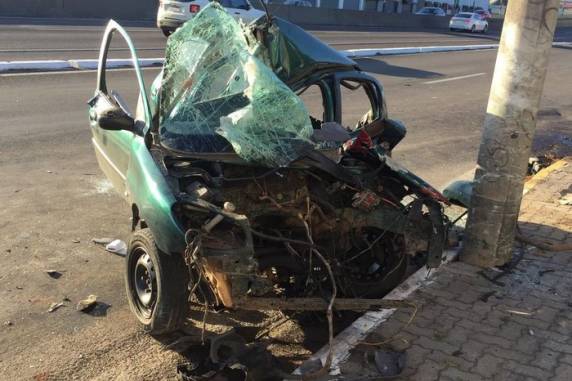 Motorista fica ferido após carro colidir em poste na BR-116, em São Leopoldo - foto 2
