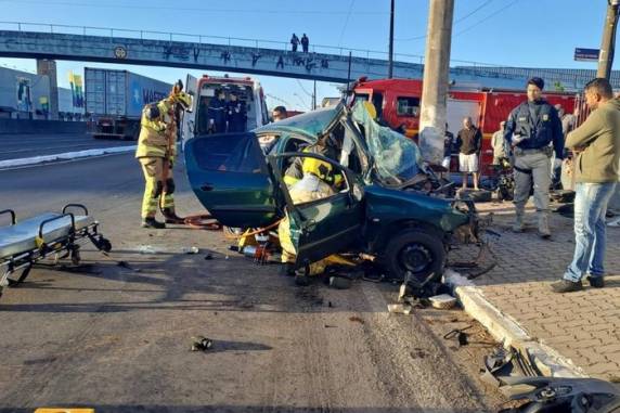 Motorista fica ferido após carro colidir em poste na BR-116, em São Leopoldo - foto 4