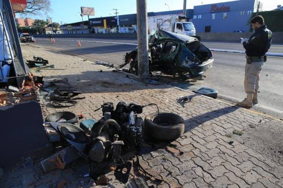 Motorista fica ferido após carro colidir em poste na BR-116, em São Leopoldo - foto 5