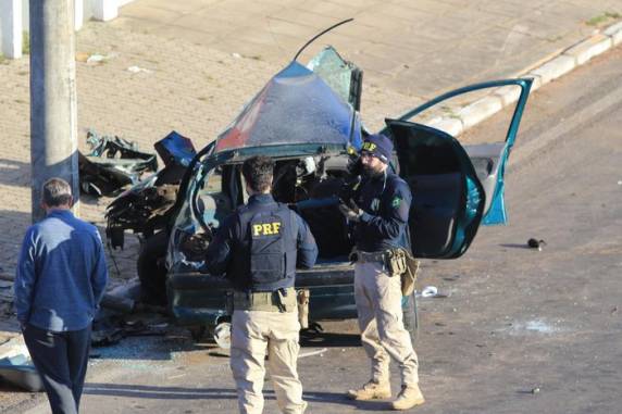 Motorista fica ferido após carro colidir em poste na BR-116, em São Leopoldo - foto 3