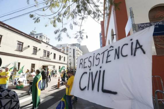 Grupo se reúne nas imediações do Comando Militar do Sul pelo segundo dia seguido