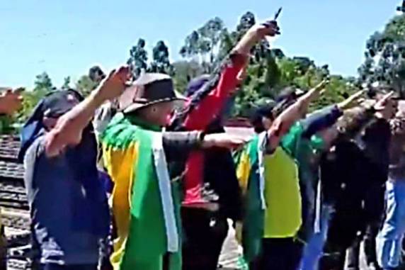 Presentes em protesto realizaram gesto semelhante ao "Sieg Heil", espécie de reverência