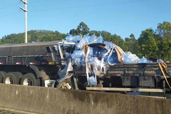 Segundo a PRF, caminhão conduzido pela vítima colidiu contra uma carreta que havia freado ao ver a BR-101, em Santa Rosa do Sul, interrompida por manifestantes.