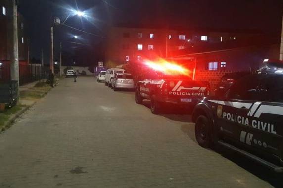 Atiradores abriram fogo contra grupo que estava em bar na frente de um condomínio