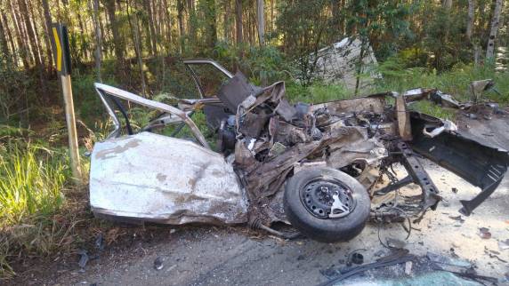Uno se parte ao meio e motorista morre em grave colisão contra caminhão no Meio-Oeste - foto 2