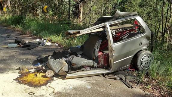 Uno se parte ao meio e motorista morre em grave colisão contra caminhão no Meio-Oeste - foto 4