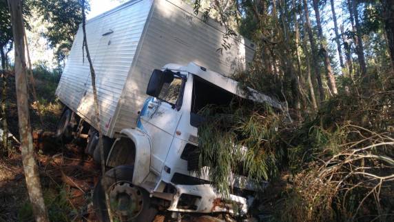 Uno se parte ao meio e motorista morre em grave colisão contra caminhão no Meio-Oeste - foto 3
