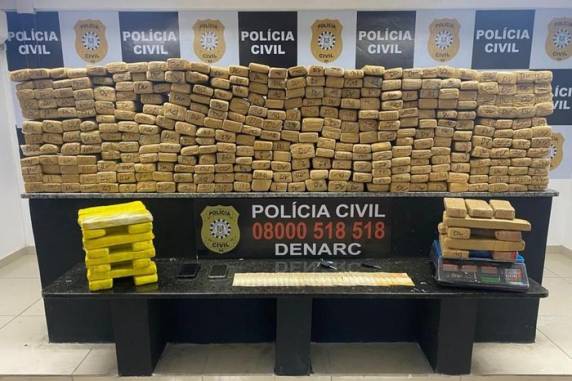 Conforme a investigação, local foi alugado por traficantes e era usado para armazenar drogas vindas de Santa Catarina; duas pessoas foram presas durante a ação