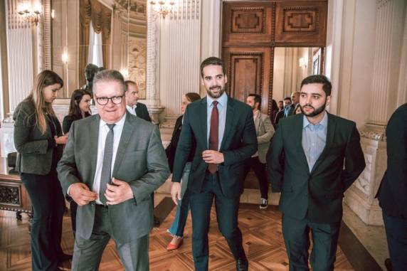 Conquista faz Eduardo Leite construir passagem da gestão com aliados dos dois lados do balcão