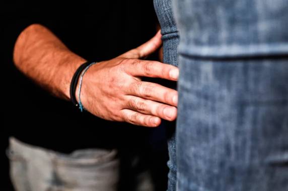 Segundo a Polícia Civil, suspeito usava poder de influência na empresa para cometer abusos. Adolescente de 17 anos é uma das vítimas.