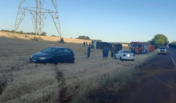 Acidente envolvendo dois carros e micro-ônibus deixa 13 feridos na RS-344 em Giruá - foto 2