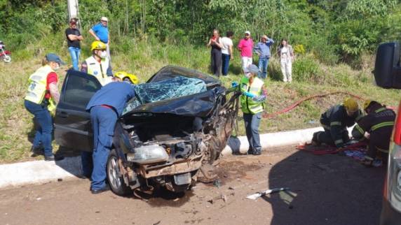 Jovem perde a vida e outro fica gravemente ferido em colisão entre carros no Oeste-SC - foto 3