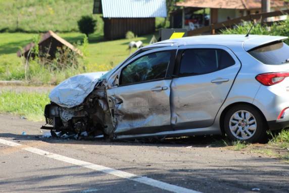 Jovem perde a vida e outro fica gravemente ferido em colisão entre carros no Oeste-SC - foto 2