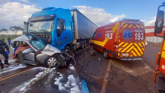 Carro onde as vítimas estavam colidiu contra uma carreta em São Lourenço do Oeste