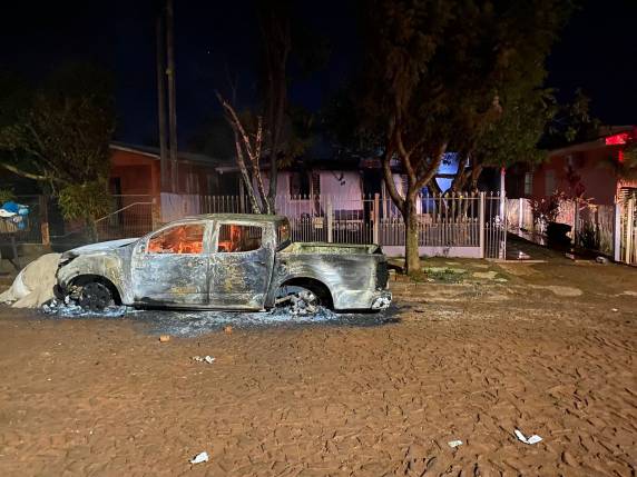 Homem agride mulher e coloca fogo na casa e no veículo da família - foto 2