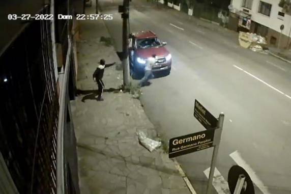 Após desavenças, a vítima havia restringido as visitas da mulher de 55 anos aos netos. Ela teria contratado três homens para cometer o crime em março deste ano