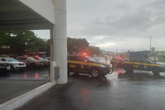 Policiais ficam feridos após agressões de bolsonaristas em bloqueio na BR-470, em Santa Catarina - foto 3
