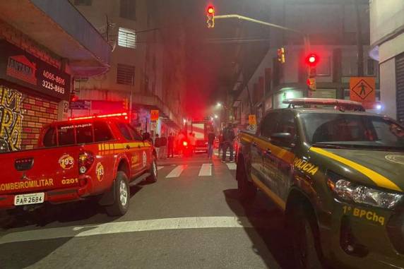 Conforme os bombeiros, uma pessoa morreu e onze ficaram feridas