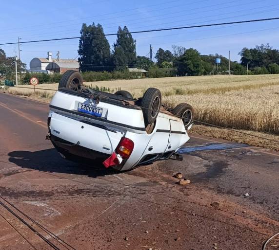 Carro capota após derrubar poste da rede de energia elétrica em Santo Augusto - foto 3