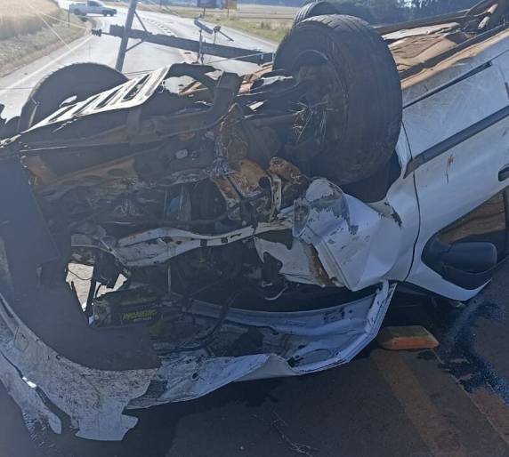 Carro capota após derrubar poste da rede de energia elétrica em Santo Augusto - foto 2