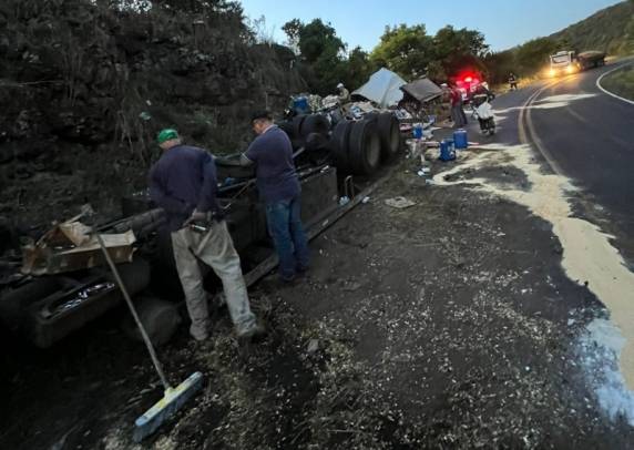 Motorista morre após capotar caminhão na SC-150 - foto 2