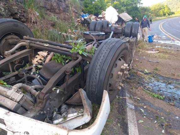 Motorista morre após capotar caminhão na SC-150 - foto 3