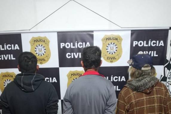 Cadáver foi encontrado em março deste ano; quarto envolvido no crime está foragido