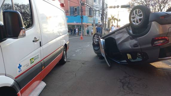 Veículo capota em acidente no Centro e Ijuí - foto 3