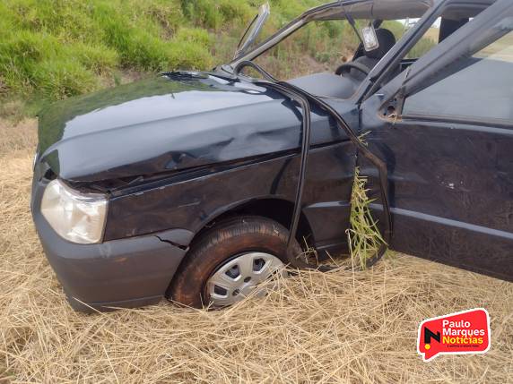 Homem fica ferido após saída de pista seguida de capotamento de veículo em Bela Vista, Três de Maio - foto 4