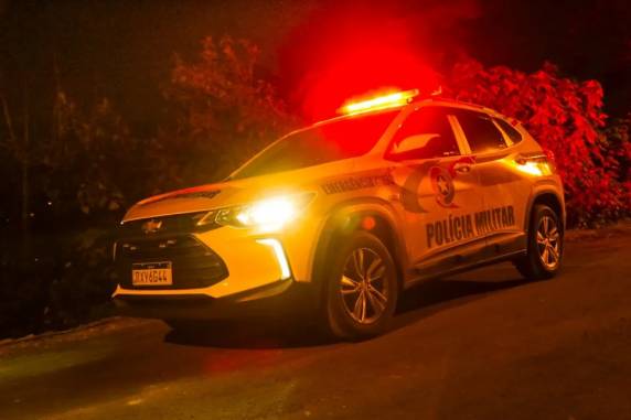 PM detalhou que corpo apresentava sinais de estrangulamento. Suspeito se jogou do quarto andar após crime foi levado para o hospital.