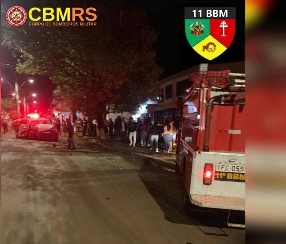 Veículo bate em árvore e duas pessoas ficam feridas no Centro de Giruá - foto 2