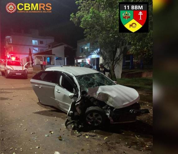 Motorista e passageira foram resgatados pelos bombeiros das ferragens do veículo