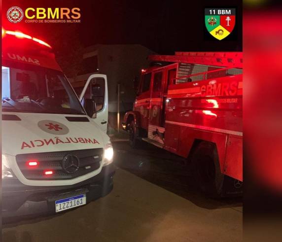 Veículo bate em árvore e duas pessoas ficam feridas no Centro de Giruá - foto 3