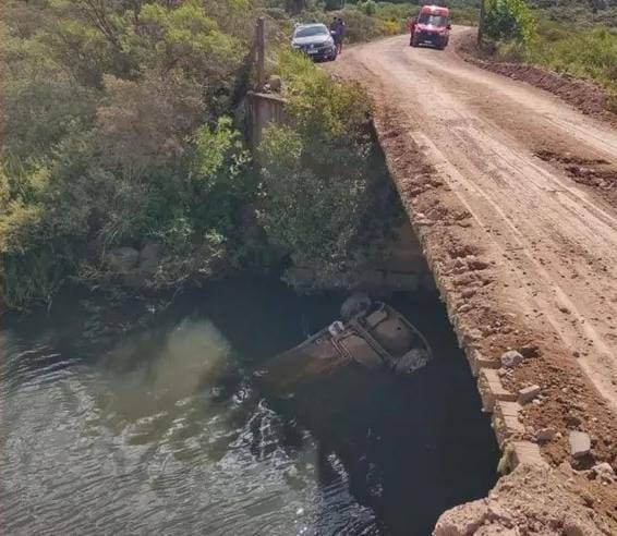 Acidente aconteceu na segunda-feira (14). Passageira que estava com ele no veículo conseguiu se salvar. Polícia Civil investiga o caso.