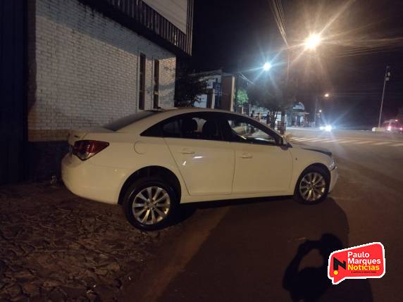 Caminhoneta da Prefeitura de Três Maio capota em acidente no Centro da cidade - foto 4