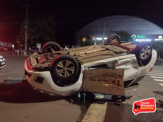 Caminhoneta da Prefeitura de Três Maio capota em acidente no Centro da cidade - foto 2