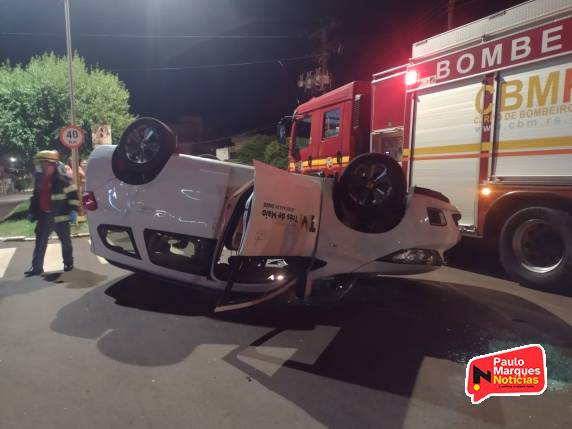Caminhoneta da Prefeitura de Três Maio capota em acidente no Centro da cidade - foto 6