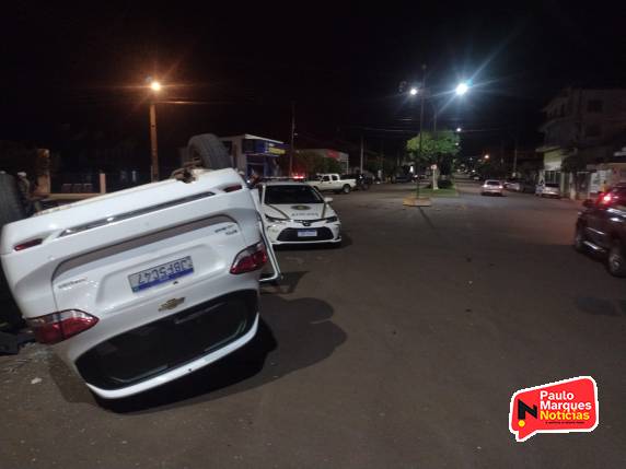 Caminhoneta da Prefeitura de Três Maio capota em acidente no Centro da cidade - foto 5