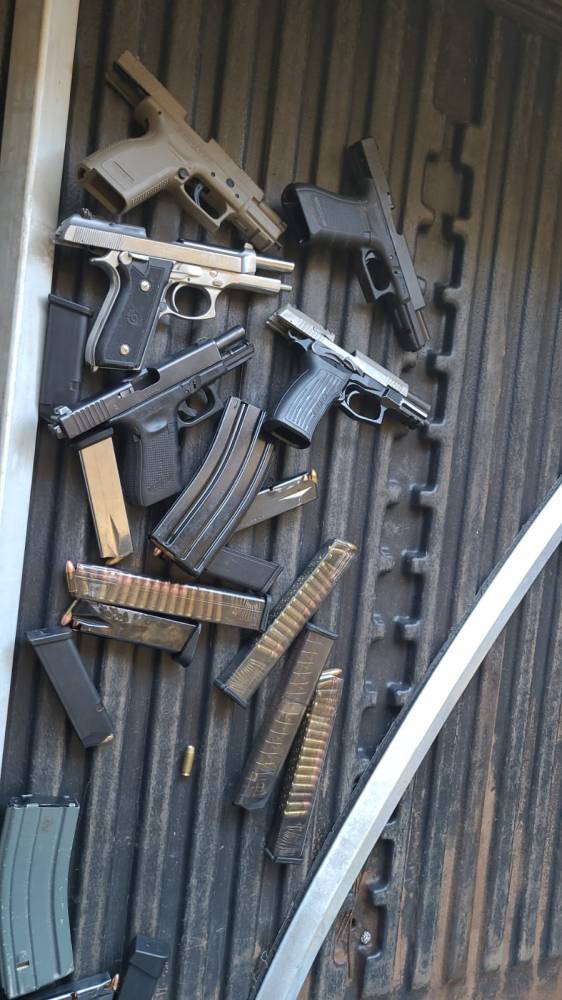 PRF apreende fuzil, pistolas e centenas de munições escondidos em fundo falso - foto 2