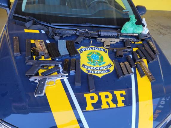 Policiais precisaram desmontar painel de caminhonete para localizar as armas