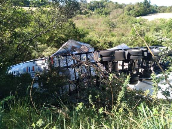 Vítima era passageiro do veículo de carga; motorista foi retirado das ferragens e seu estado de saúde não foi informado