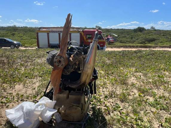 Veículo caiu em Barra Velha, no Litoral Norte, durante aula de voo. Havia mais alunos e instrutores da escola de paramotor no local, mas a vítima estava voando sozinha.