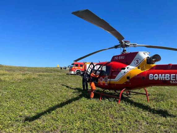 Veículo caiu em Barra Velha, no Litoral Norte, durante aula de voo. Havia mais alunos e instrutores da escola de paramotor no local, mas a vítima estava voando sozinha.