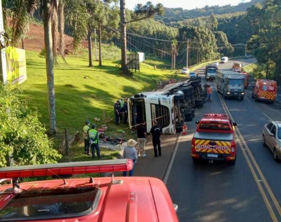 Vítima fatal ficou com o corpo preso entre a cabine e a pista, informaram os bombeiros
